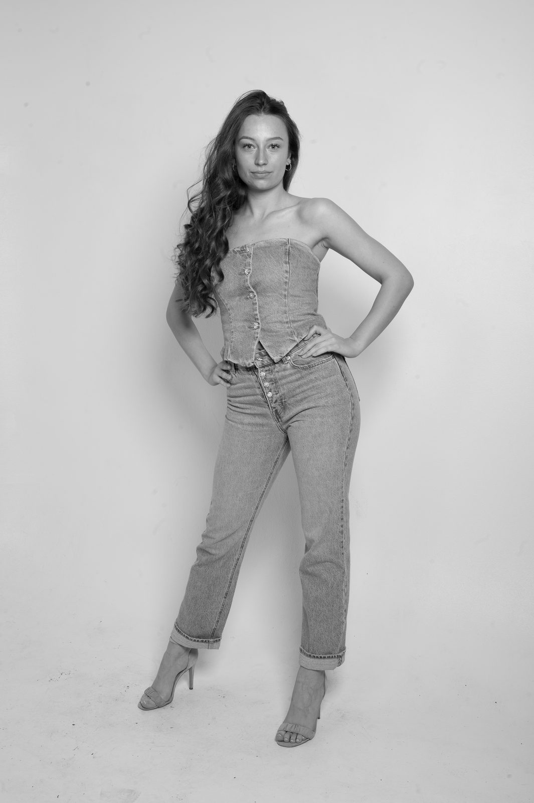 Just Tizie — Schwarz-Weiß-Studioaufnahme, ganzkörper, Model Berlin